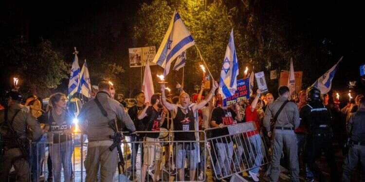 ההפגנה ברחוב עזה מול מעון ראש הממשלה. צילום: חיים גולדברג - פלאש 90 ההפגנה ברחוב עזה מול מעון ראש הממשלה