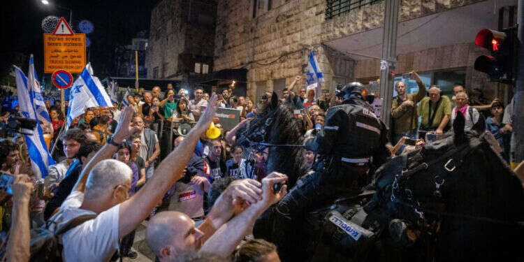 הפגנה מחוץ למעון ראש הממשלה בירושלים, ארכיון. צילום: חיים גולדברג, פלאש 90 "נוח'בות קפלן" הוא ביטוי מזעזע – שעושה משהו מדהים