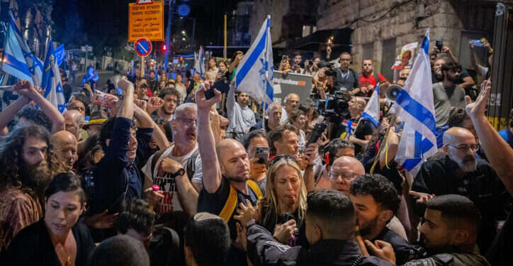 "נחצה קו אדום": ההפגנה בירושלים גוררת ביקורת מקיר לקיר