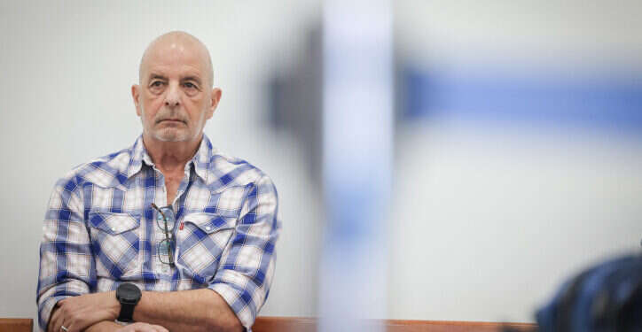 יובל דיסקין בבית המשפט, לפני עדותו במשפט נתניהו. צילום: יונתן זינדל, פלאש 90 יובל דיסקין במשפט נתניהו: לא הסכמתי לעזור עם ויזה לאזרח פרטי