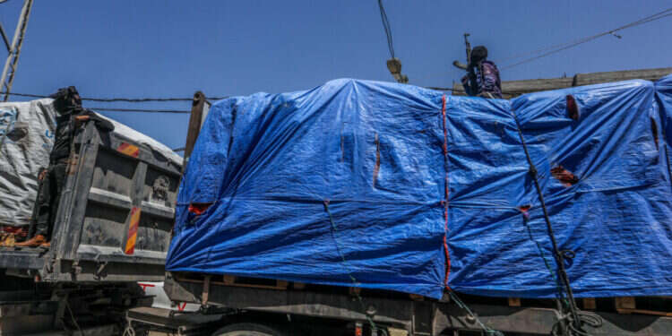 מחבלי חמאס משתלטים על משאיות הסיוע שנכנסו מישראל לרצועת עזה. צילום: עאבד ראחים חאטיב, פלאש 90 אחרי יומיים של ירי לשדרות: משאיות סיוע צפויות להיכנס לעזה