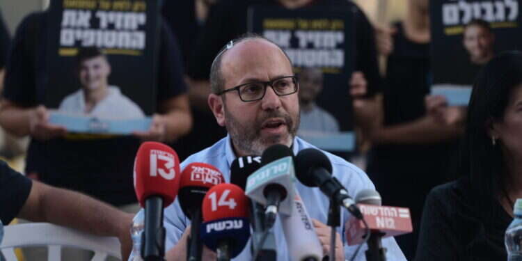 אביו של החטוף איתן מור, חתום על המכתב. צילום: Avshalom Sassoni/Flash90  צביקה מור, אביו של החטוף איתן מור. צילום: Avshalom Sassoni/Flash90