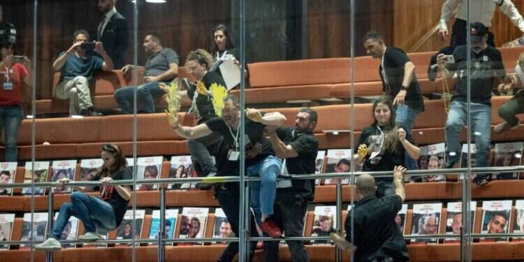 גנץ מקווה שבחירות יצננו את הרחובות