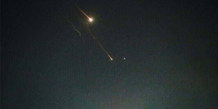 יירוטים בשמי ירושלים במהלך התקיפה האיראנית. צילום: ג'מאל עוואד, פלאש 90 יירוטים בשמי ירושלים שבמוצאי השבת האחרונה.צילום: ג'מאל עוואד, פלאש 90