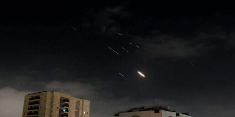 תיעוד מהתקיפה האיראנית הלילה. צילום: Tomer Neuberg/Flash90 תיעוד מהתקיפה האיראנית הלילה. צילום: Tomer Neuberg/Flash90