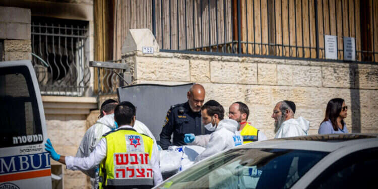 זירת השריפה בשכונת פסגת זאב בירושלים. צילום: יונתן זינדל, פלאש 90 ירושלים: 2 הרוגים ו-7 פצועים בשריפה בדירה לבעלי צרכים מיוחדים