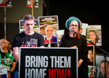 דיצה אור, אמו של החטוף אבינתן אור, ואודי גורן, בן דודו של החטוף טל חיימי, בעצרת האחדות והחירות למען השבת החטופים ושלום הלוחמים, אמש בתל־אביב. צילום: אבשלום ששוני