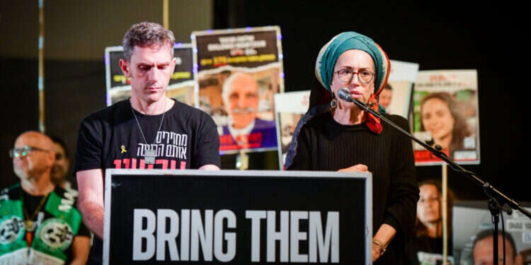 דיצה אור, אמו של החטוף אבינתן אור, ואודי גורן, בן דודו של החטוף טל חיימי, בעצרת האחדות והחירות למען השבת החטופים ושלום הלוחמים, תל־אביב. צילום: אבשלום ששוני דיצה אור, אמו של החטוף אבינתן אור, ואודי גורן, בן דודו של החטוף טל חיימי, בעצרת האחדות והחירות למען השבת החטופים ושלום הלוחמים, אמש בתל־אביב. צילום: אבשלום ששוני