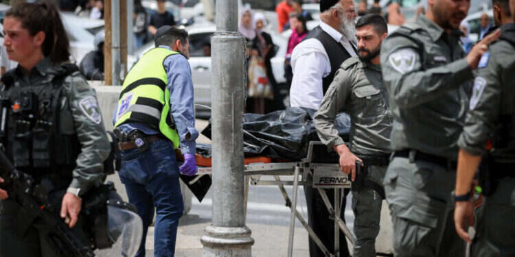 זירת פיגוע הדקירה בסמוך לשער הפרחים בירושלים. צילום: ג'מאל עוואד - פלאש 90 זירת פיגוע הדקירה בסמוך לשער הפרחים בירושלים