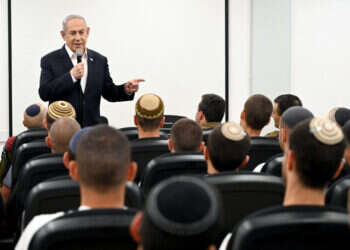 ראש הממשלה בנימין נתניהו, בגיוס לוחמי גולני וגבעתי, בבסיס תל השומר. צילום: חיים צח - לע"מ