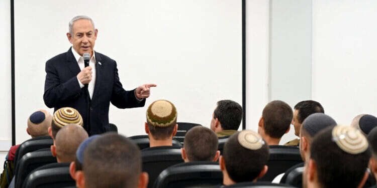 ראש הממשלה בנימין נתניהו, בגיוס לוחמי גולני וגבעתי, בבסיס תל השומר. צילום: חיים צח - לע"מ