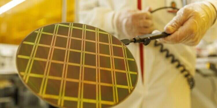 פרוסת סיליקון במפעל שבבים במגדל-העמק פרוסת סיליקון במפעל שבבים במגדל-העמק. צילום: קובי וולף, בלומברג