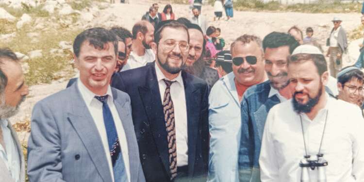 ד ד"ר גב"י בוטבול (משמאל) בתקופתו כראש מועצת קרני שומרון, עם אריה דרעי כשר הפנים. ראשית שנות התשעים. באדיבות המצולם