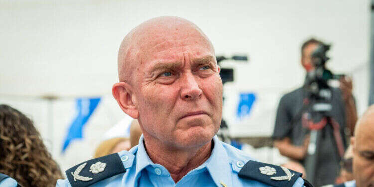 ניצב פלד ומשרוקית הכלבים של התקשורת הישראלית