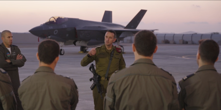 הרמטכ הרמטכ"ל בבסיס נבטים: "שיגור של כל כך הרבה טילים – ייענה בתגובה"