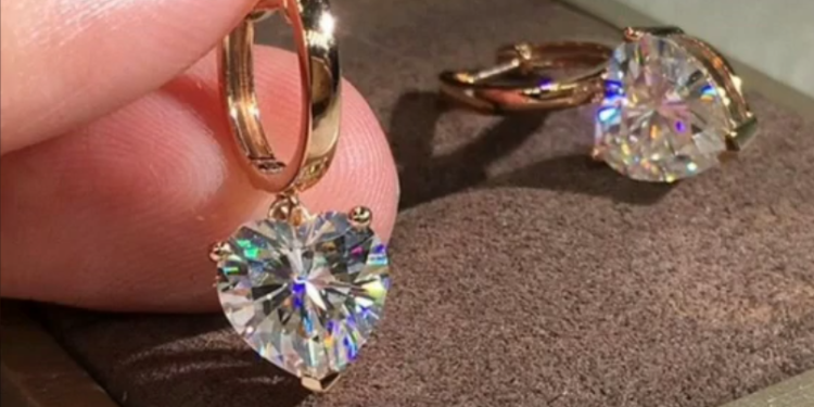 עגילים. צילום מסך מיוטיוב מקסיקו: קנה תכשיטים בשווי עשרות אלפים – וישלם 28 דולר בלבד