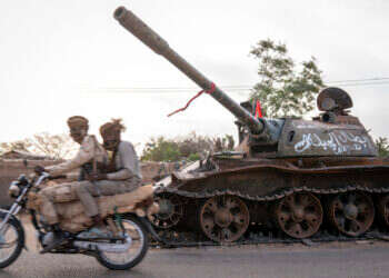 חיילי RSF חולפים על פני טנק הרוס של הכוחות המזוינים של סודאן במערב דארפור. צילום: Diana Zeyneb Alhindawi, Washington Post חיילי RSF חולפים על פני טנק הרוס של הכוחות המזוינים של סודאן במערב דארפור. צילום: Diana Zeyneb Alhindawi, Washington Post