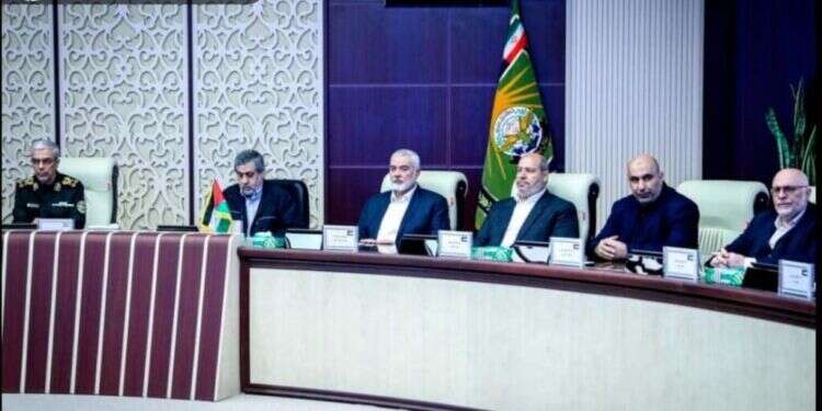 תיעוד נדיר: איש הצללים האיראני בפגישת הפסגה של ציר הרשע