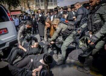 חרדים קיצונים נעצרו בהפגנה אלימה בירושלים – והזדהו כפלסטינים