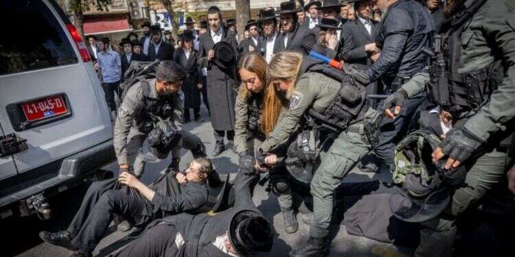 שוטרים מתעמתים עם חרדים קיצונים בהפגנה האלימה בירושלים, היום. צילום: חיים גולדברג, פלאש 90 חרדים קיצונים נעצרו בהפגנה אלימה בירושלים – והזדהו כפלסטינים