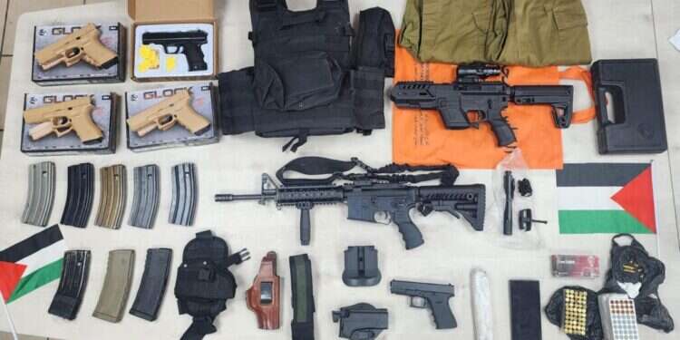 נשק וציוד צבאי שנתפס בפשיטת המשטרה. צילום: דוברות המשטרה מטעני צינור ברכבת הקלה: נעצרה חוליה שתכננה פיגועים בירושלים