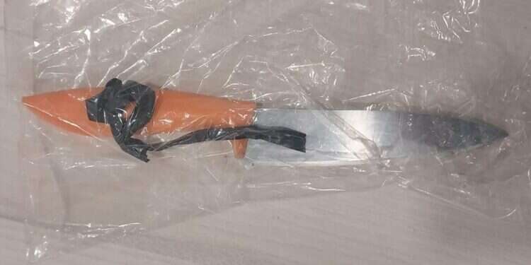 הסכין שהדביק המחבל על גופו. צילום: דוברות המשטרה נכנס ויצא מהר הבית עם סכין מודבקת על הגוף: כך סוכל הפיגוע בירושלים