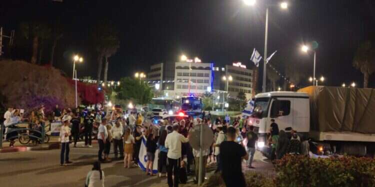 חוסמים את משאיות הסיוע לעזה. צילום: צו 9 מרדף וחסימות בכמה צמתים: משאיות הסיוע מירדן עוכבו במשך 8 שעות