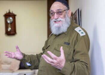 "אני שליח של הנופלים והמשפחות": גם בגיל 80 הרב הצבאי ממשיך לזהות חללים
