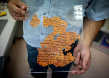 קטע ממגילת "פשר חבקוק" הגנוזה. צילום: יונתן זינדל, פלאש 90