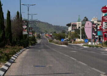 רחובותיה הריקים של קריית־שמונה. צילום: אייל מרגולין, ג׳יני