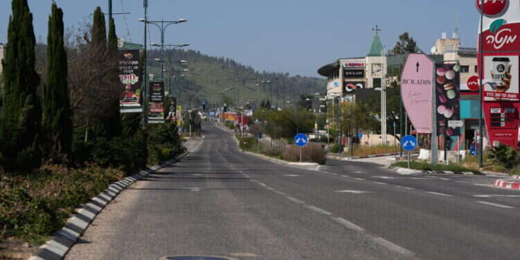 רחובותיה הריקים של קריית־שמונה. צילום: אייל מרגולין, ג׳יני רחובותיה הריקים של קריית־שמונה. צילום: אייל מרגולין, ג׳יני