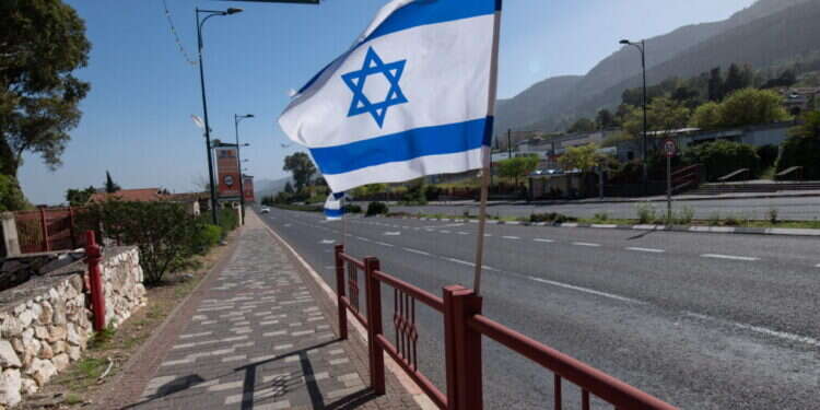 האוטובוסים מגיעים כסדרם, אך הם כמעט ריקים מנוסעים. קריית־שמונה. צילום: אייל מרגולין, ג'יני האוטובוסים מגיעים כסדרם, אך הם כמעט ריקים מנוסעים. קריית־שמונה. צילום: אייל מרגולין, ג'יני