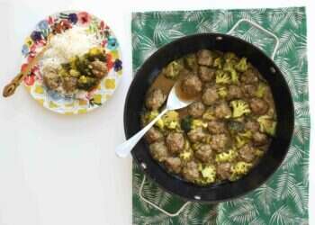 קציצות בשר בקארי עם ברוקולי. צילום: אפרת ליכטנשטט