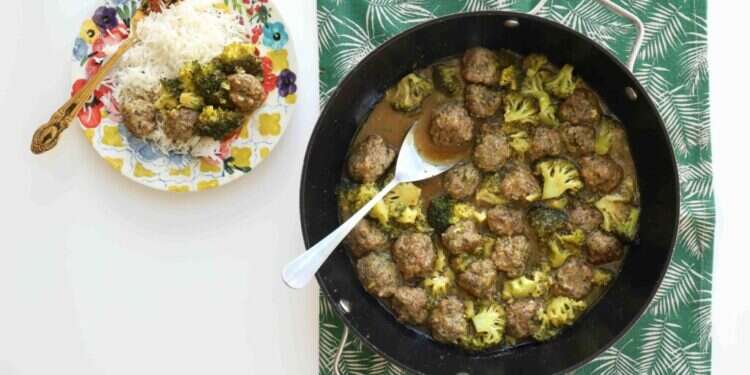 קציצות בשר בקארי עם ברוקולי. צילום: אפרת ליכטנשטט
