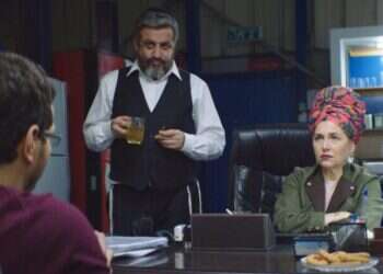 סימה מאמינה באלוהים, שומרת שבת וכשרות ומנהלת מ"הלשכה" את עסקי המשפחה. מתוך הסרט "חומוס FULL טריילר. צילום: סרטי יונייטד קינג וקונטרא הפקות, באדיבות yes