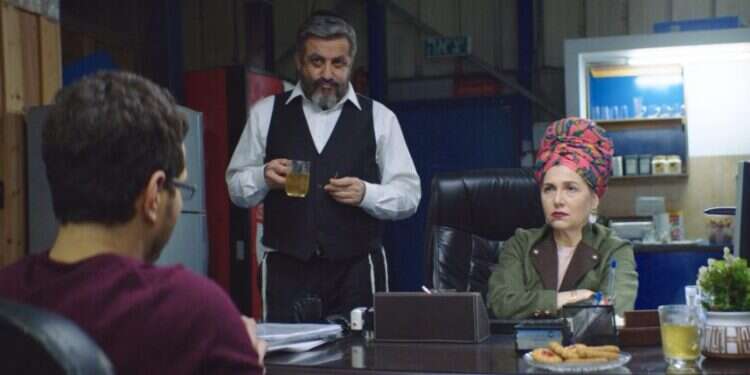 סימה מאמינה באלוהים, שומרת שבת וכשרות ומנהלת מ סימה מאמינה באלוהים, שומרת שבת וכשרות ומנהלת מ"הלשכה" את עסקי המשפחה. מתוך הסרט "חומוס FULL טריילר. צילום: סרטי יונייטד קינג וקונטרא הפקות, באדיבות yes