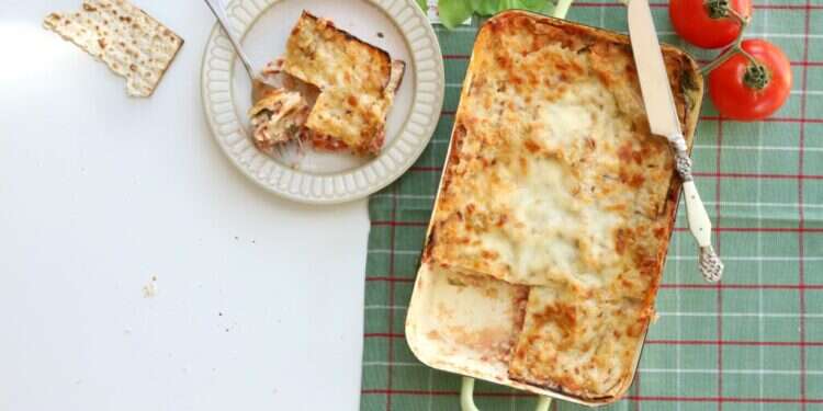 לזניית מצות. צילום: אפרת ליכטשנטט לזניית מצות