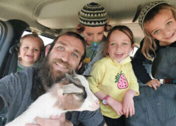 מוריס, ילדיו והשה. צילום: רפאל מוריס.