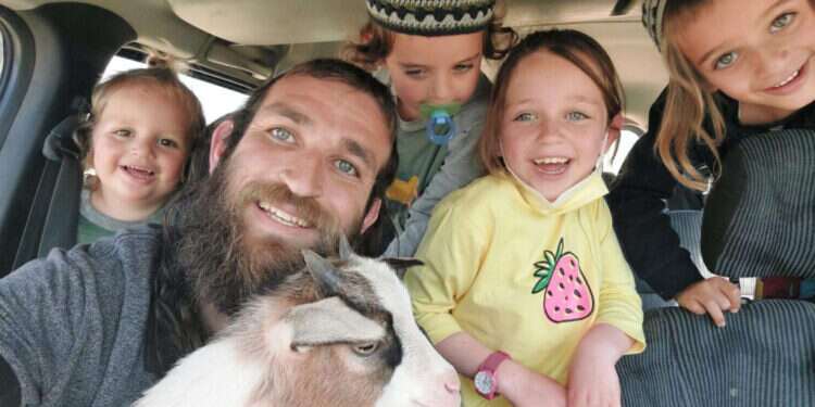 מוריס, ילדיו והשה. צילום: רפאל מוריס. מוריס, ילדיו והשה. צילום: רפאל מוריס.