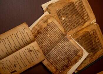 הגדה של פסח (במרכז) וקובץ פיוטים (משמאל) מאוסף נחום השמוריםבספרייה הלאומית. צילום: נעמה שטרן