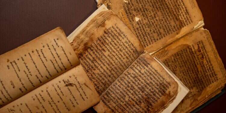 הגדה של פסח (במרכז) וקובץ פיוטים (משמאל) מאוסף נחום השמורים בספרייה הלאומית.  צילום: נעמה שטרן הגדה של פסח (במרכז) וקובץ פיוטים (משמאל) מאוסף נחום השמוריםבספרייה הלאומית. צילום: נעמה שטרן