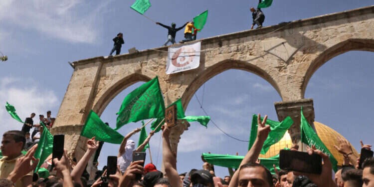 תומכי חמאס מניפים דגלי טרור בהר הבית. צילום: AHMAD GHARABLI / AFP) הפשקוויל הנוצרי: כמרים נגד פרות אדומות