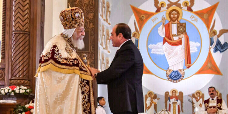 נשיא מצרים א־סיסי עם האפיפיור הקופטי. צילום: איי.אף.פי