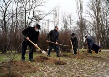 המחבר ובנו נפרדו מ"אלה שאינם יכולים לעלות ארצה". רבה של קייב נוטע עץ באתר באבי יאר ביום השואה הבינלאומי 2021. צילום: איי.אף.פי