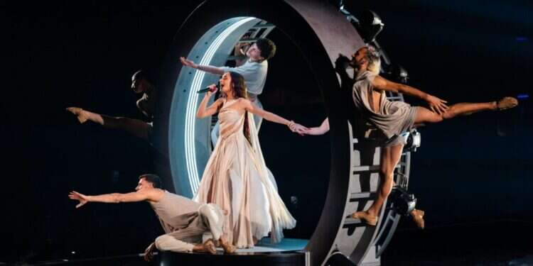 עדן גולן וצוותה על הבמה במאלמו, אמש. צילום: Corinne Cumming - EBU האהבה ניצחה – הפוליטיקה הפסידה: סיכום אירוויזיון 2024