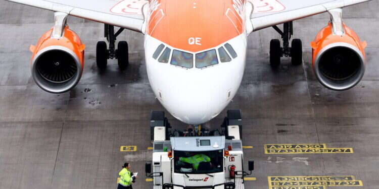 מטוס של חברת התעופה איזי ג'ט. צילום: EPA/FILIP SINGER לידיעת הטסים: חברות לואו-קוסט מבטלות "עמלות זבל"