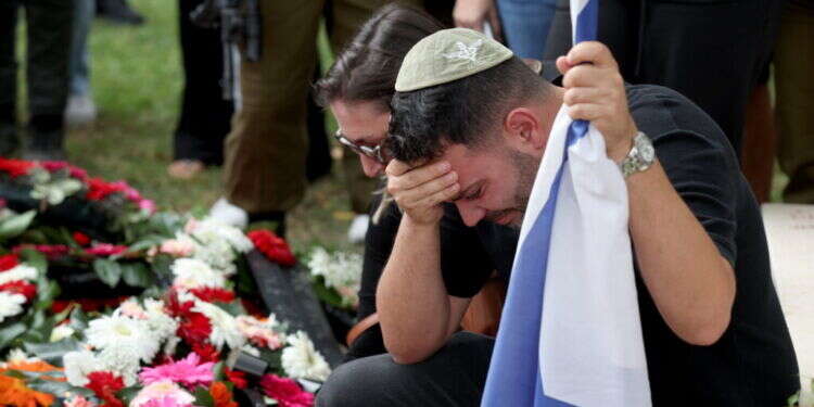 בית העלמין בקרית שמונה בזמן מסע לוויתו של סרגיי שמרקין ז בהיעדר תושבים: נציגי עיריית קרית שמונה יציינו את יום הזיכרון