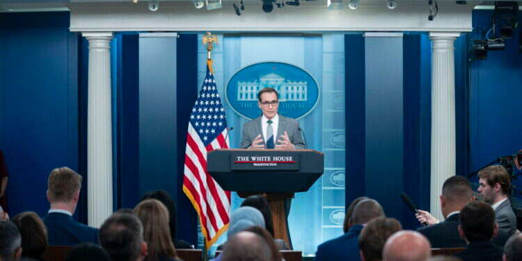 דובר הבית הלבן, ג'ון קירבי, בהצהרה לעיתונאים. צילום: EPA הבית הלבן מנסה להנמיך להבות: "ארה"ב איננה נוטשת את ישראל"