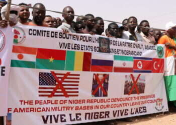 תומכי החונטה בניז'ר במיצג התנגדות לאמריקה ותמיכה ב"ציר הרשע". צילום: EPA