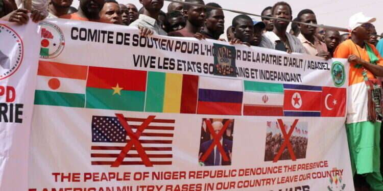 תומכי החונטה בניז'ר במיצג התנגדות לאמריקה ותמיכה ב"ציר הרשע". צילום: EPA